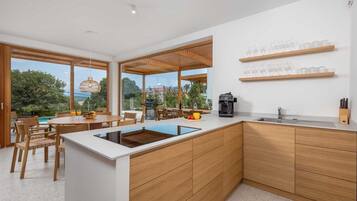 Fridge, oven, dishwasher, coffee/tea maker