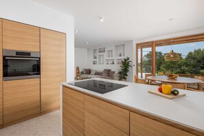 Fridge, oven, dishwasher, coffee/tea maker
