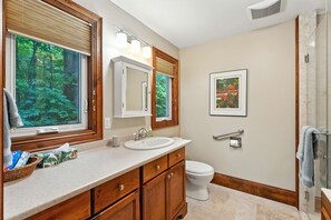 Dusche, umweltfreundliche Kosmetikartikel, Handtücher