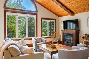 TV, peis og kontorer