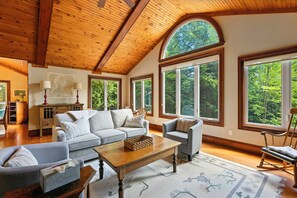 Una televisión, una chimenea, una oficina