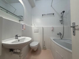Apartamento básico | Baño | Secador de pelo, toallas, jabón y champú