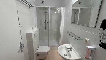 Basic-Apartment | Badezimmer | Haartrockner, Handtücher, Seife, Shampoo