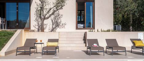 Una piscina al aire libre, una piscina climatizada