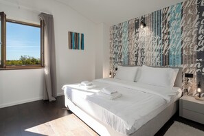 3 bedrooms, in-room safe, iron/ironing board, free WiFi