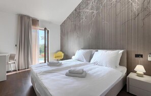 3 chambres, coffres-forts dans les chambres, fer et planche à repasser