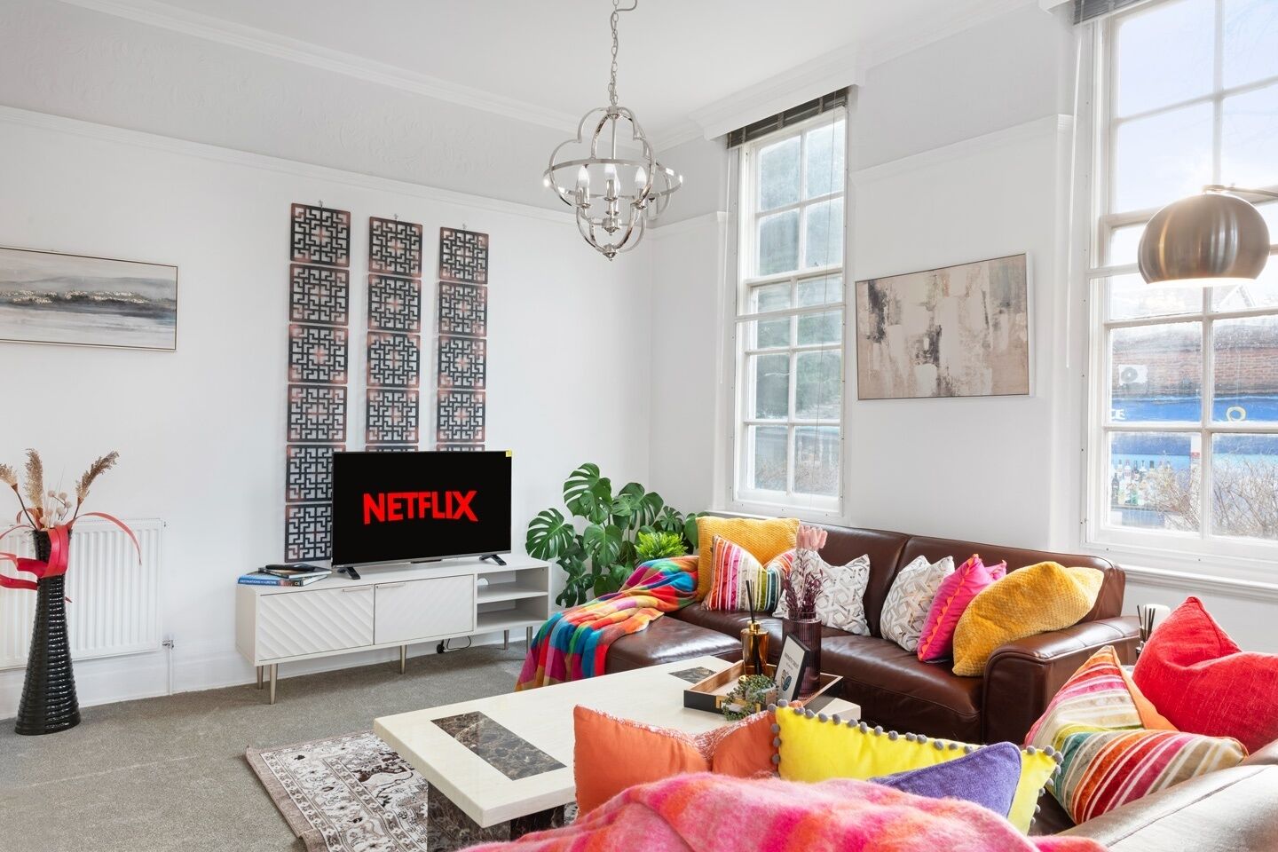 Fernseher, Tischfußball, Bücher