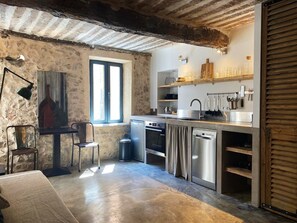 Mikrovågsugn, ugn, spishäll och diskmaskin