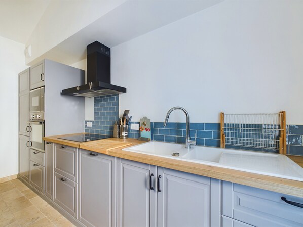 Kühlschrank, Mikrowelle, Ofen, Geschirrspüler