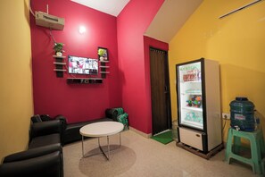 32-tums platt-tv med kabelkanaler