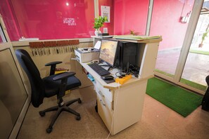 Reception - Hotel Spark Inn || Near Motherhood Hospital (Noida)