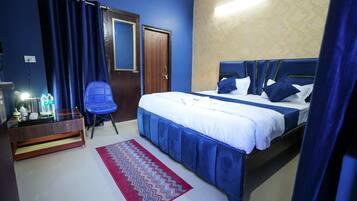 Deluxe Room With Balcony View | Desk, free WiFi, bed sheets
