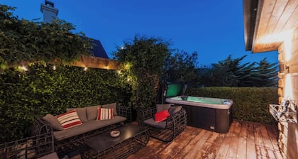 2BR Stay with Fireplace Hot Tub BBQ - Tasman