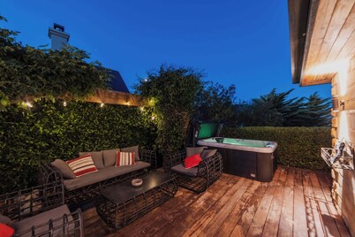 2BR Stay with Fireplace Hot Tub BBQ - Tasman