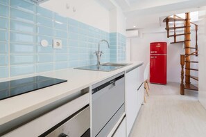 Geladeira, micro-ondas, fogão, cooktop