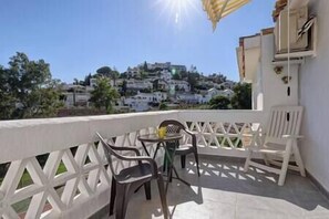 Outdoor dining - Quaint 2 Bedroom Townhouse with Pool close to Sea! (Benalmádena)