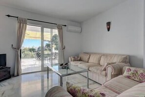 TV - Quaint 2 Bedroom Townhouse with Pool close to Sea! (Benalmádena)