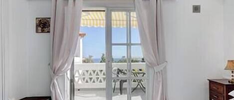 2 bedrooms, desk, WiFi