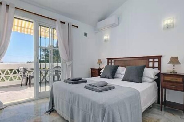 2 bedrooms, desk, WiFi - Quaint 2 Bedroom Townhouse with Pool close to Sea! (Benalmádena)