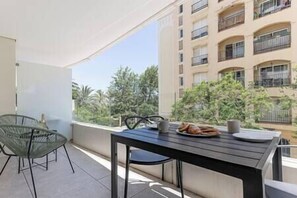 تناول الطعام بالخارج