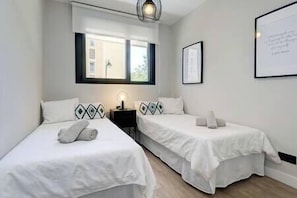 2 bedrooms, travel crib, WiFi, bed sheets - Stylish 2 Bedroom Apartment in Estepona Old Town (Estepona)