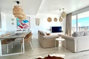 TV - Stunning Three Bedroom Townhouse (Estepona)