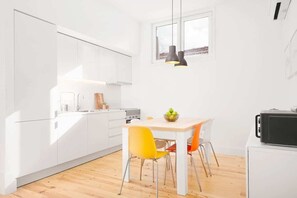 Fridge, microwave, oven, stovetop - Oporto Classic Apartments by HostWise (Porto)