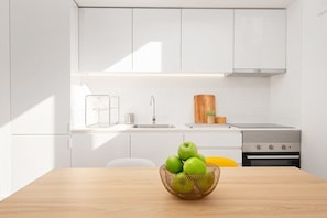 Geladeira, micro-ondas, fogão, cooktop