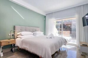 2 bedrooms, desk, WiFi, bed sheets