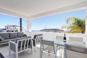 屋外ダイニングエリア