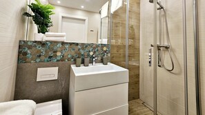Comfort Apartment, Balcony | Bathroom | Hair dryer, towels, toilet paper - Apartament Pawie Oczko - 365PAM (Kolobrzeg)