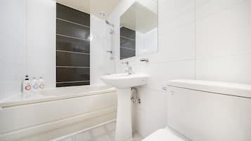 Habitación doble superior | Baño | Artículos de higiene personal gratuitos, secador de pelo y albornoces