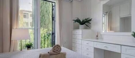 2 slaapkamers, een bureau, wifi