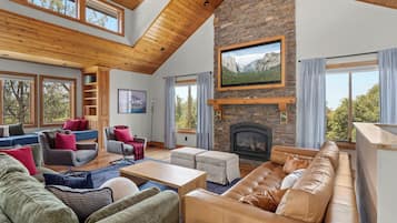 TV connectée, cheminée, livres