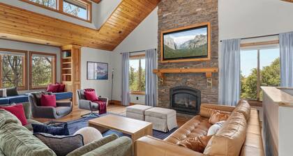 25 min 2 Yosemite - Pickleball - Hot Tub - Firepit - BBQ - Sleeps 26 - Game Room