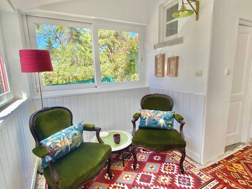 Charming 3-bedroom chalet with WiFi and AC in beautiful Colares