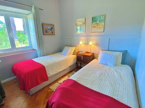 3 bedrooms, iron/ironing board, WiFi, bed sheets