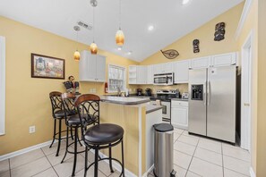 Een koelkast, een microgolfoven, een oven, een kookplaat