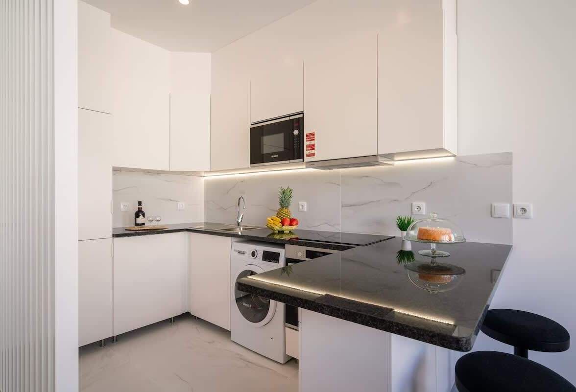 Frigorífico, microondas, horno y placa de cocina