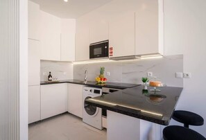 Kjøleskap, mikrobølgeovn, ovn og kokeplater