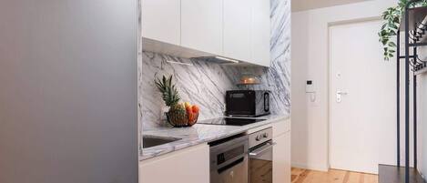 Réfrigérateur, micro-ondes, four, plaque de cuisson