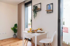 Dining - Stylish Studio in Porto Downtown by HostWise (Porto)