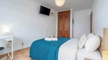 1 bedroom, iron/ironing board, travel cot, WiFi