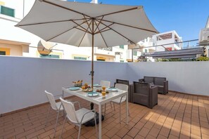 Outdoor dining - Bright & Cozy House with Terrace by HostWise (Cabanas)