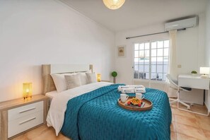 1 dormitorio, tabla de planchar con plancha, cuna de viaje y wifi
