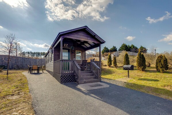 Interior - Patio, Fire Pit & Grill: Central Sevierville Cabin (Sevierville)