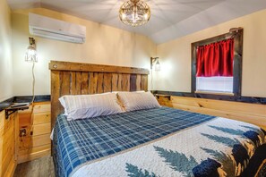 House (1 Bedroom) | Interior - 7 Mi to Dollywood: Cozy Cabin w/ Patio & Grill! (Sevierville)