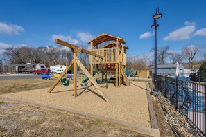 House (1 Bedroom) | Interior - 7 Mi to Dollywood: Cozy Cabin w/ Patio & Grill! (Sevierville)