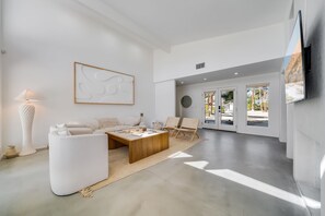 Televisie en een open haard