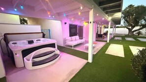 Outdoor spa tub - Navigate Stays Best Designed Golfside Retreat (Palm Springs)